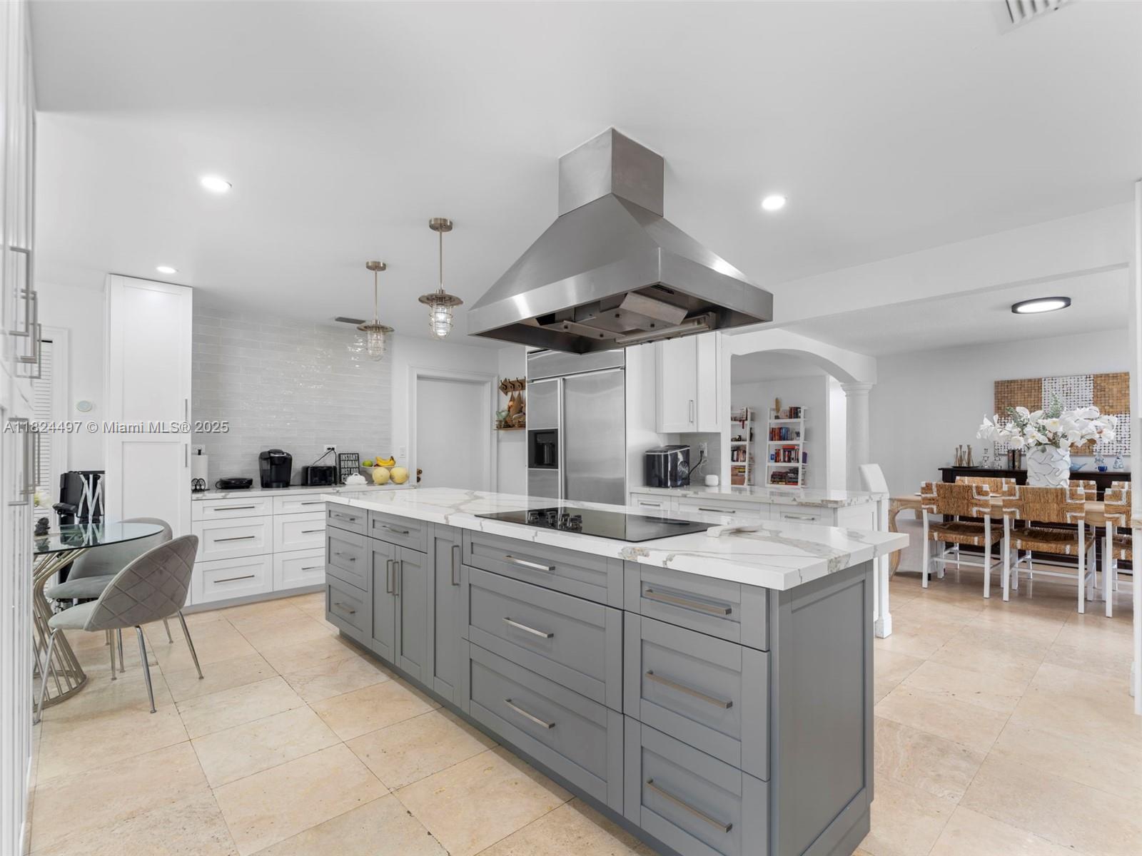 INTERNATIONAL GARDENS SEC - Residential