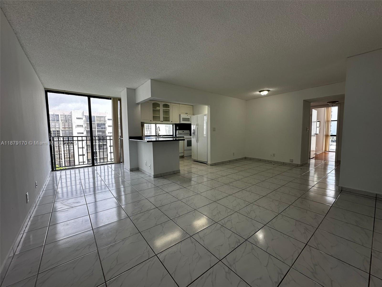RESORT STYLE CONDO IN THE HEART OF SUNNY ISLES!!! Walk Distance to beach, easy access to main roads, Gated community with 24 Hr security, HEATED POOL, JACUZZI, CLUB HOUSE, GYM. Close to Aventura Mall.
