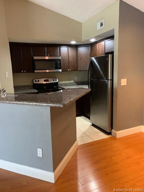 INVESTOR OPPORTUNITY!!!
TENANT IN PLACE UNTIL JULY 2021 , $1400 MONTLY
NICE COMMUNITY, GREAT SCHOOLS, NEAR TO SAWGRASS MALL AREA, CALL OR TEXT AGENT FOR MORE INFO.