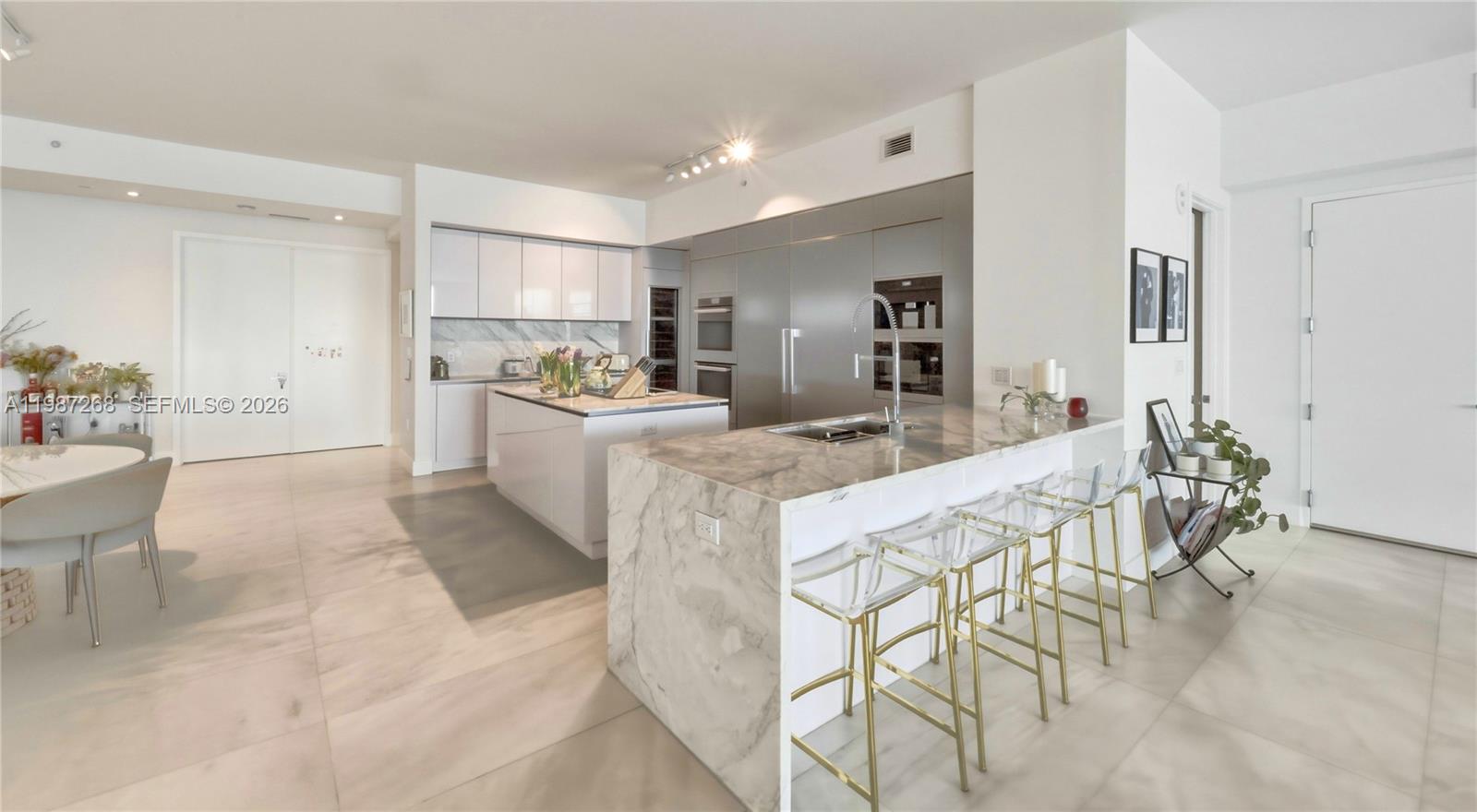 PRIVE CONDO - Residential