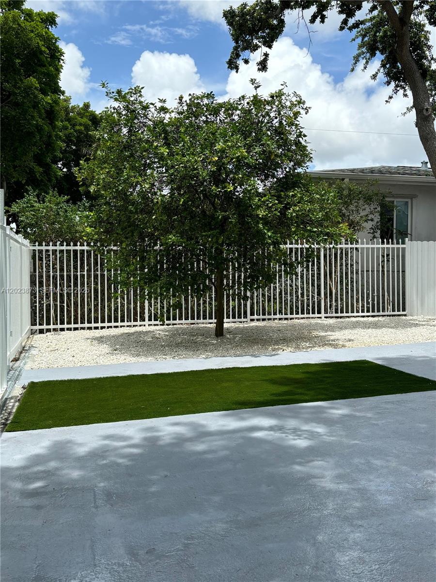 4727 NW 5th Ave 4727