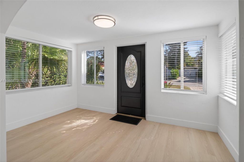 Photo of 1113 N Victoria Park Rd, Fort Lauderdale, FL 33304 (MLS # A11965679)