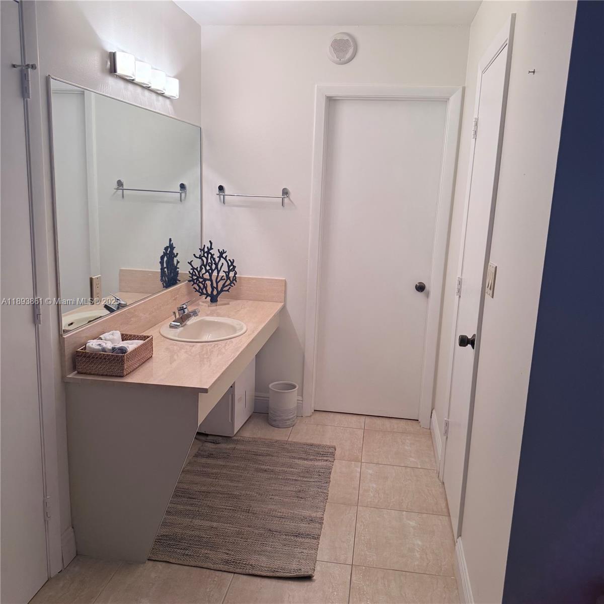 SUMMIT CONDO - Residential