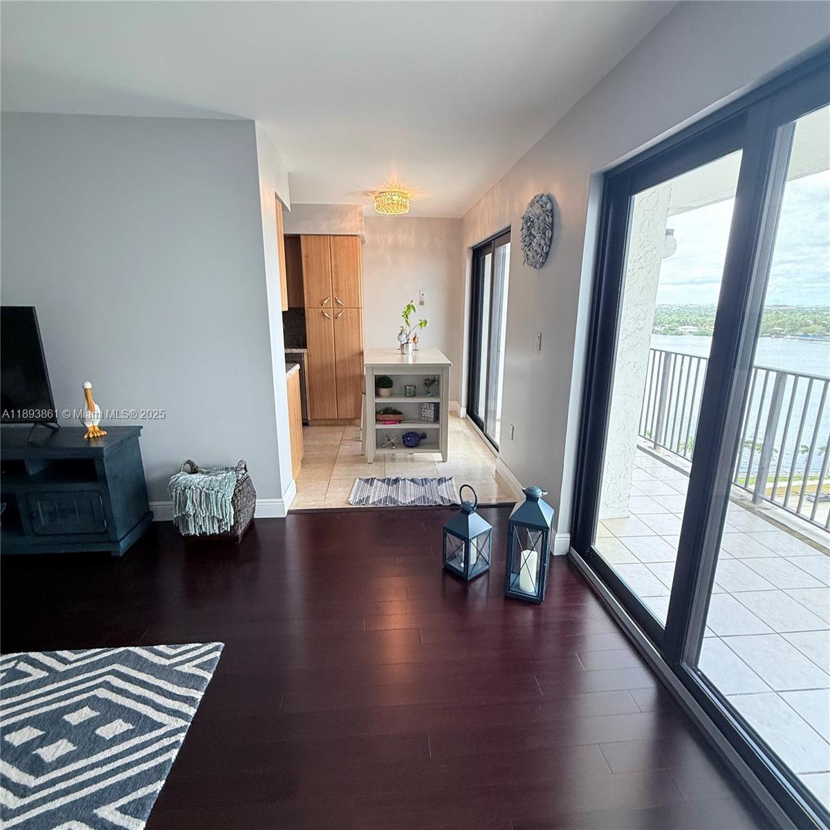 SUMMIT CONDO - Residential