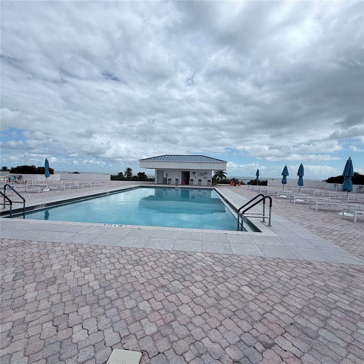 SUMMIT CONDO - Residential
