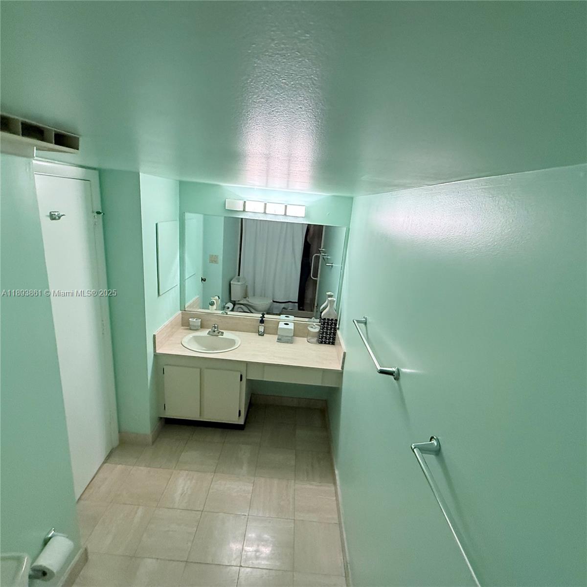 SUMMIT CONDO - Residential