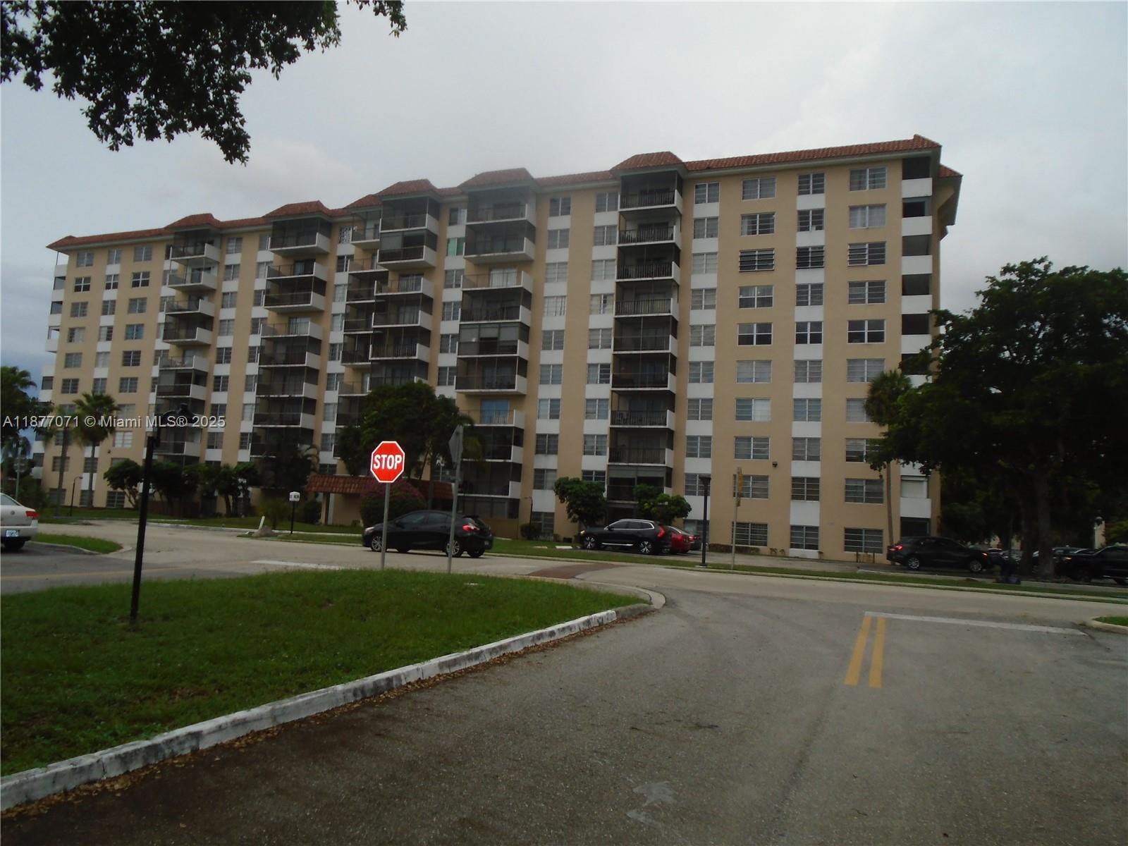 Must-see condo in Inverrary at a great price! AND LOCATION 2/2 unit with central A/C, washer & dryer inside READY TO MOVE . Safe community with full amenities: pool, basketball court, gym, tennis, clubhouse & 24/7 security. All ages welcome! HOA covers pest control, water, hot water, basic cable & Manors club membership. Association requirements: 660 credit score, $40K income (single) or $50K (couple).APLICACION ATTACHED