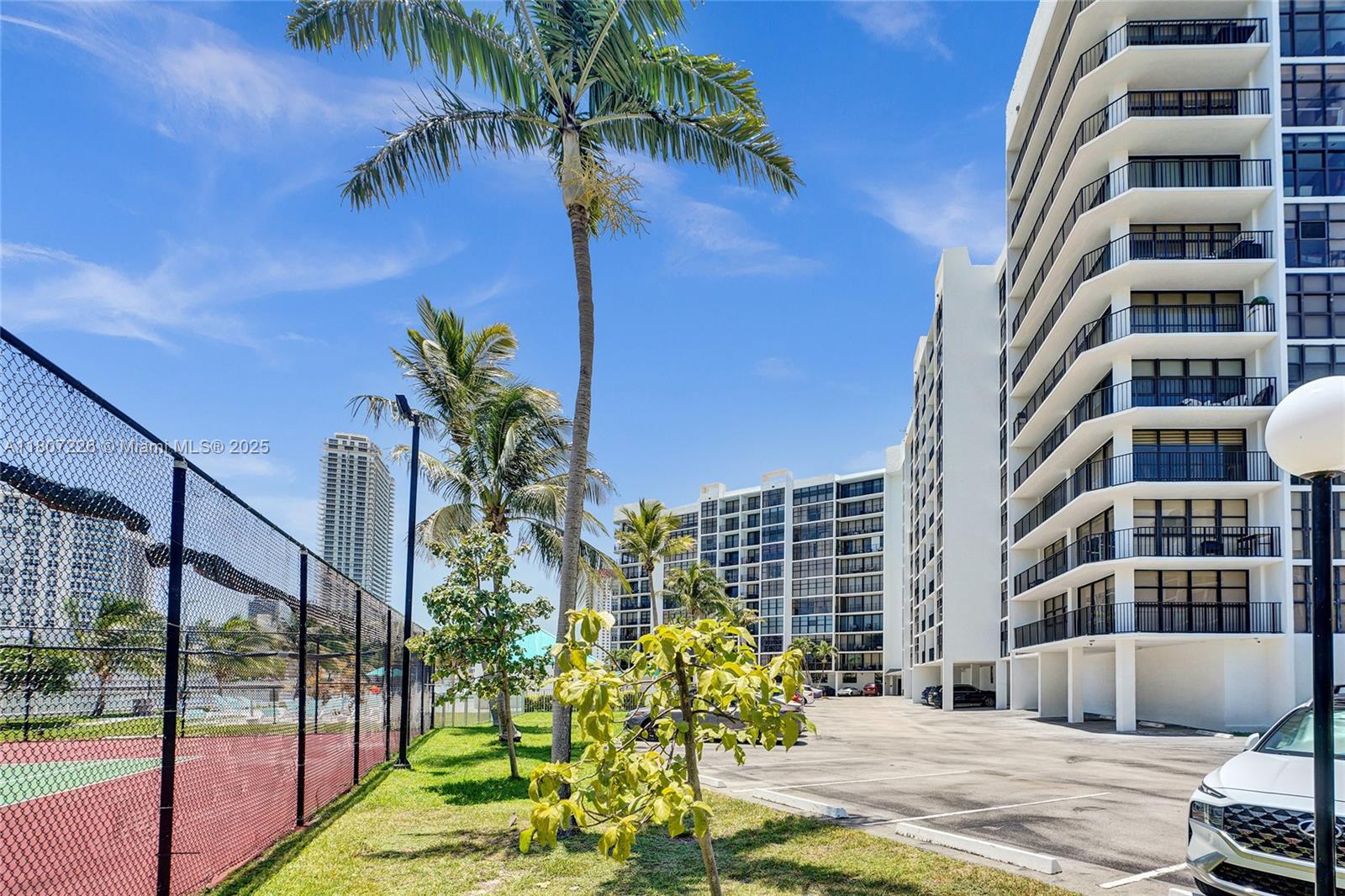 200 LESLIE CONDO - Residential