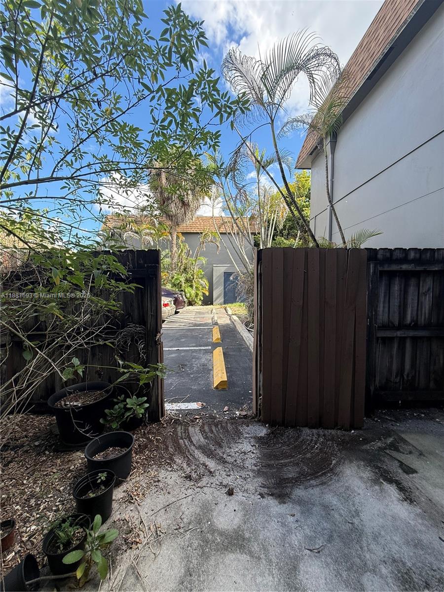 TOWNHOUSES OF PLANTATION - Residential