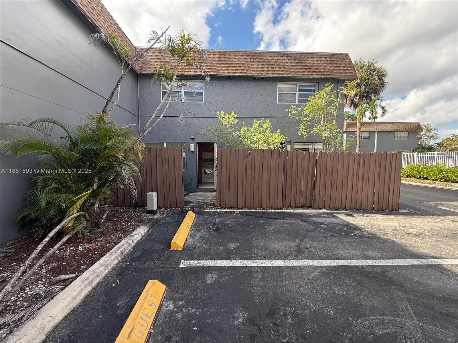 TOWNHOUSES OF PLANTATION - Residential