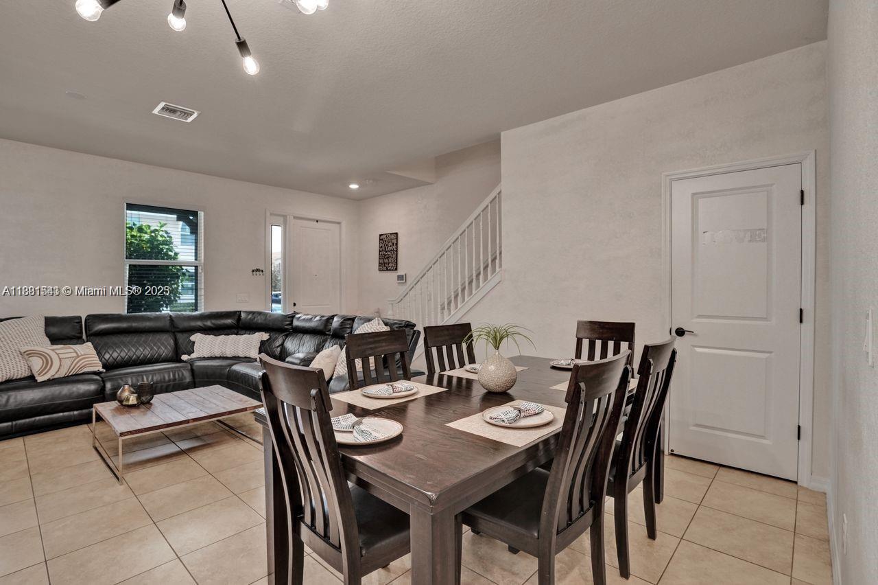 HILLCREST COUNTRY CLUB SO - Residential Lease