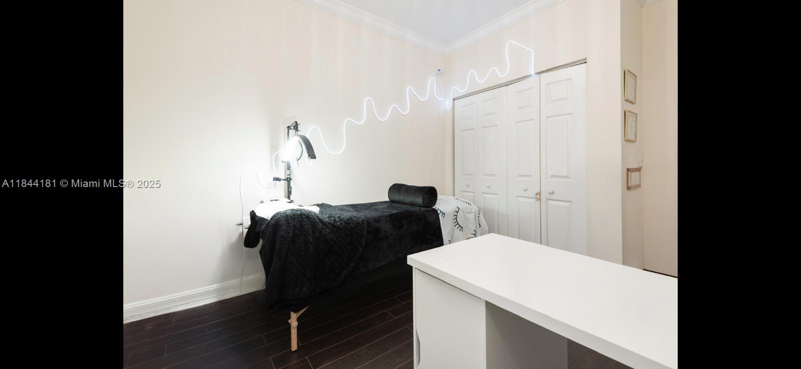 KENDALL COMMONS TOWNHOMES - Residential