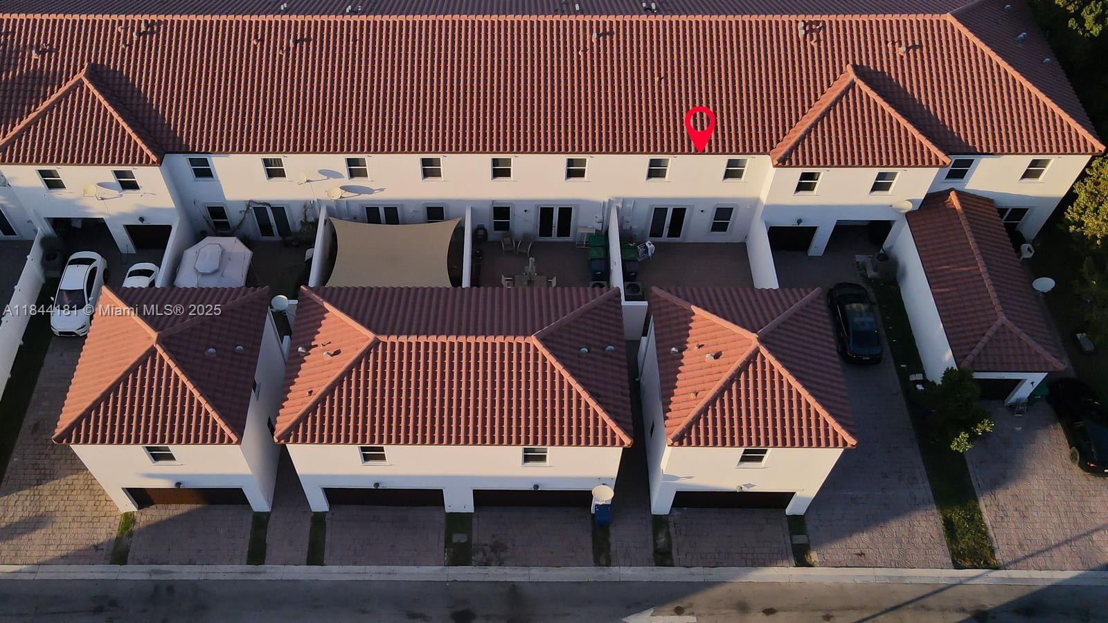 KENDALL COMMONS TOWNHOMES - Residential