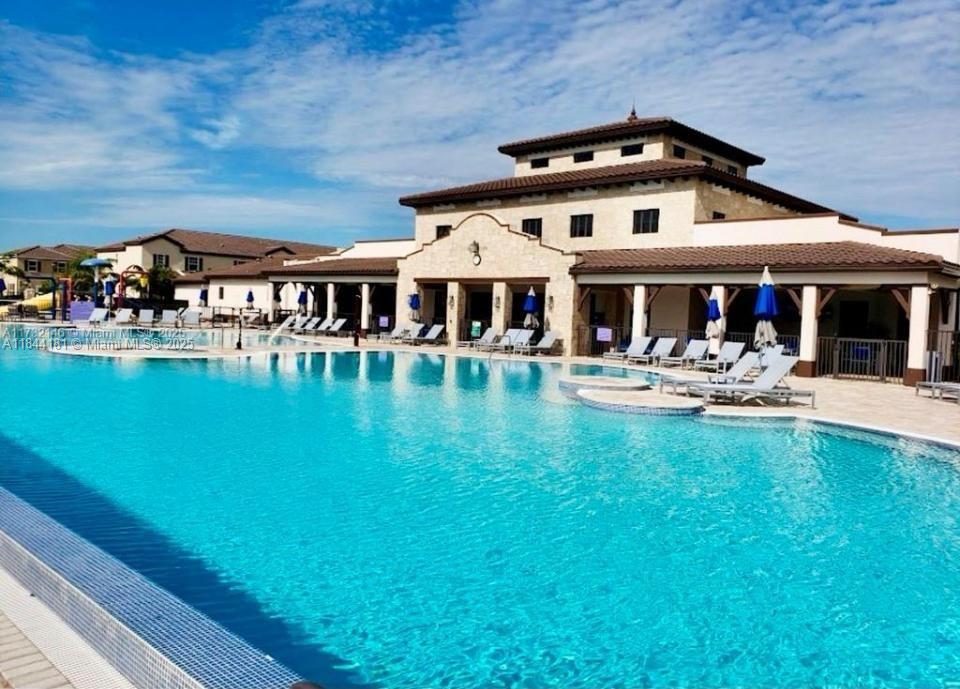 KENDALL COMMONS TOWNHOMES - Residential