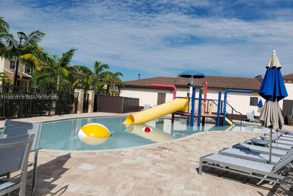 KENDALL COMMONS TOWNHOMES - Residential