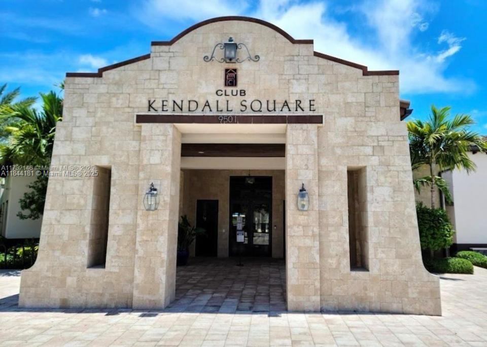 KENDALL COMMONS TOWNHOMES - Residential