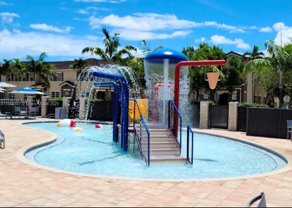 KENDALL COMMONS TOWNHOMES - Residential