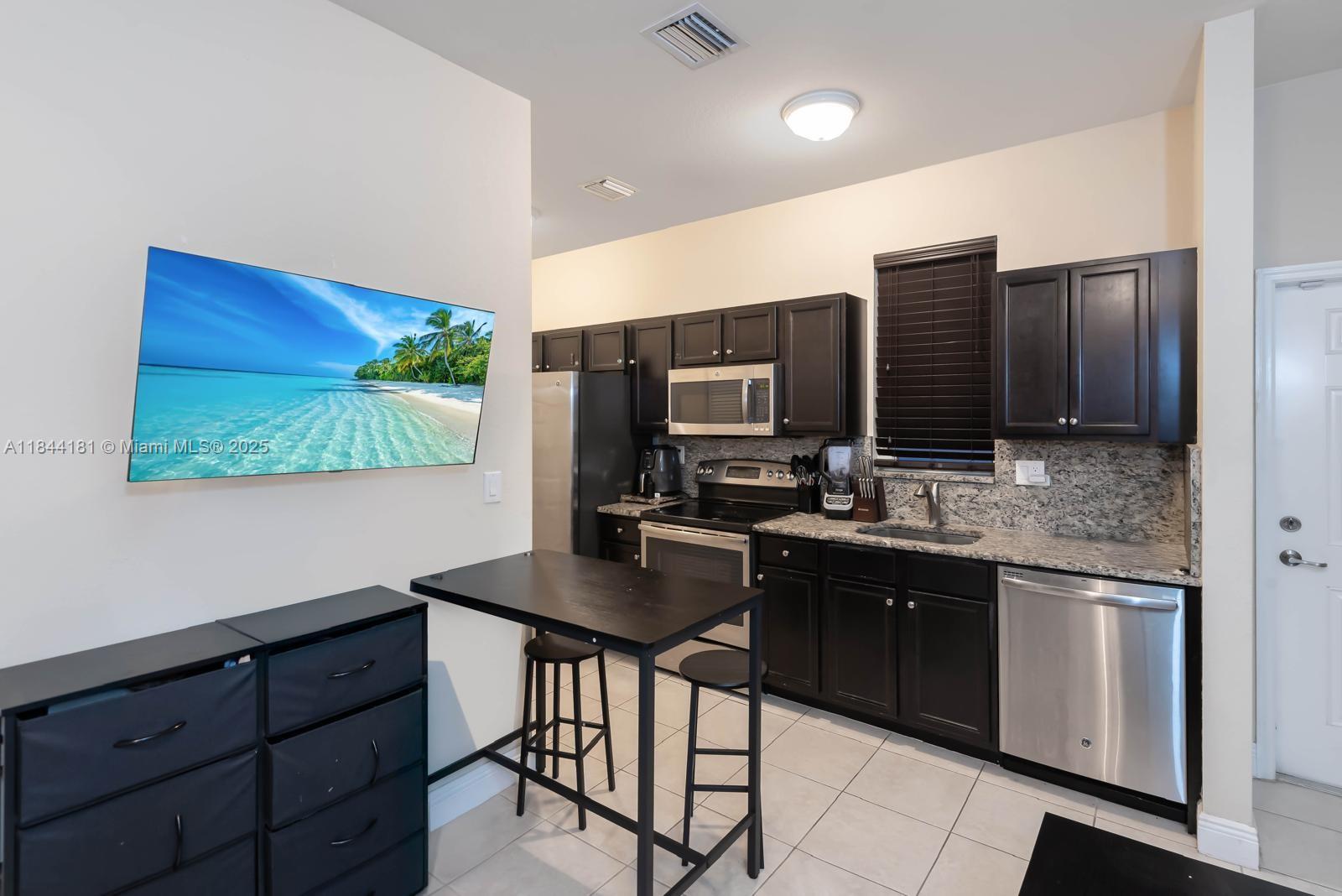 KENDALL COMMONS TOWNHOMES - Residential