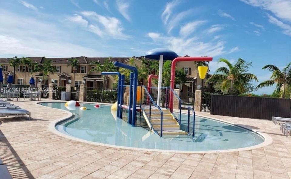 KENDALL COMMONS TOWNHOMES - Residential