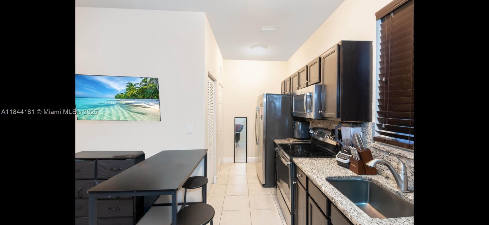 KENDALL COMMONS TOWNHOMES - Residential