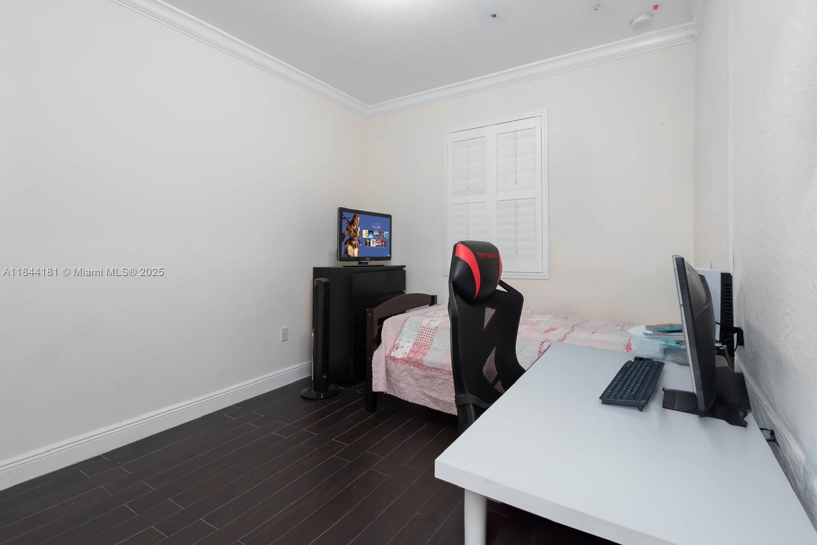 KENDALL COMMONS TOWNHOMES - Residential