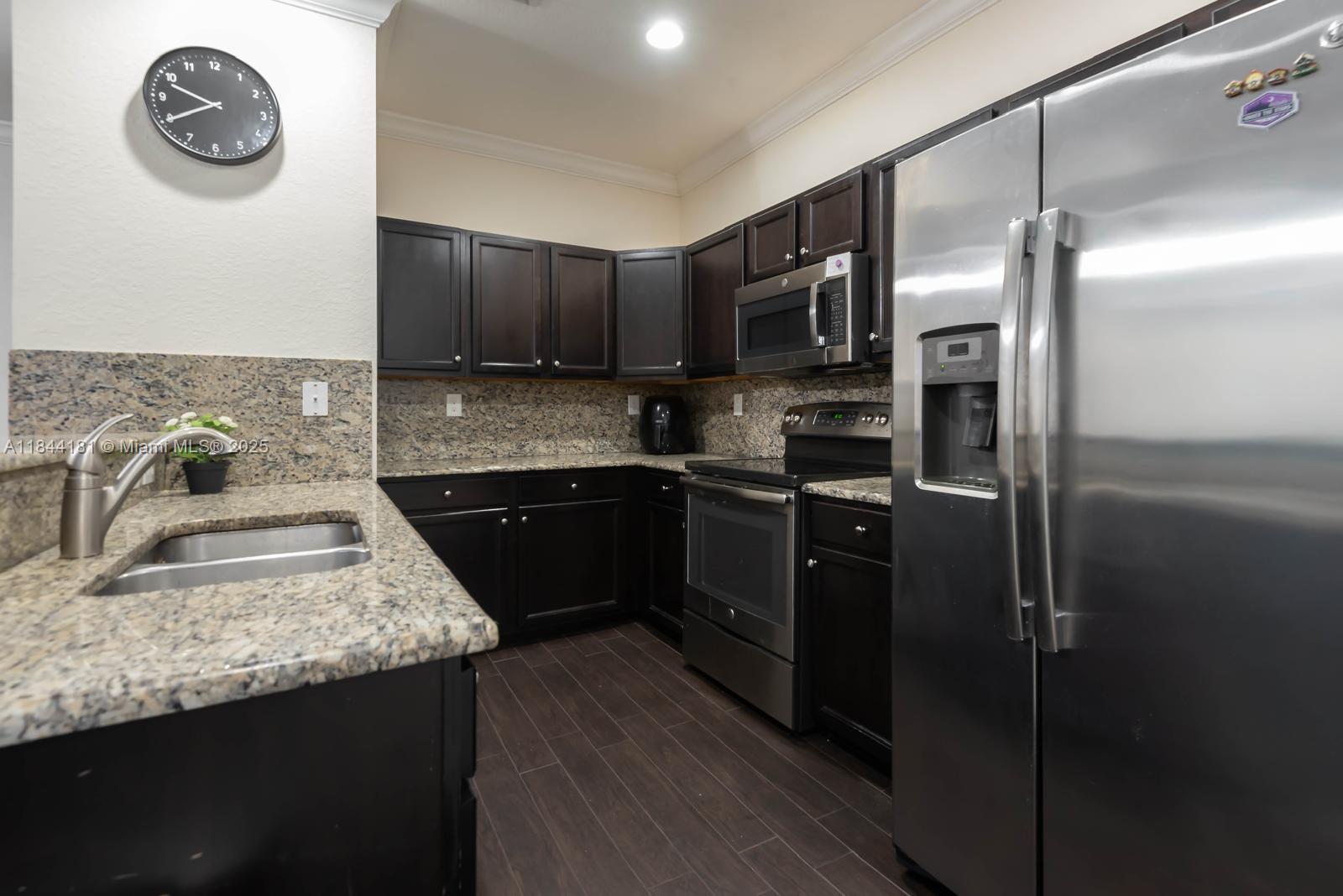 KENDALL COMMONS TOWNHOMES - Residential