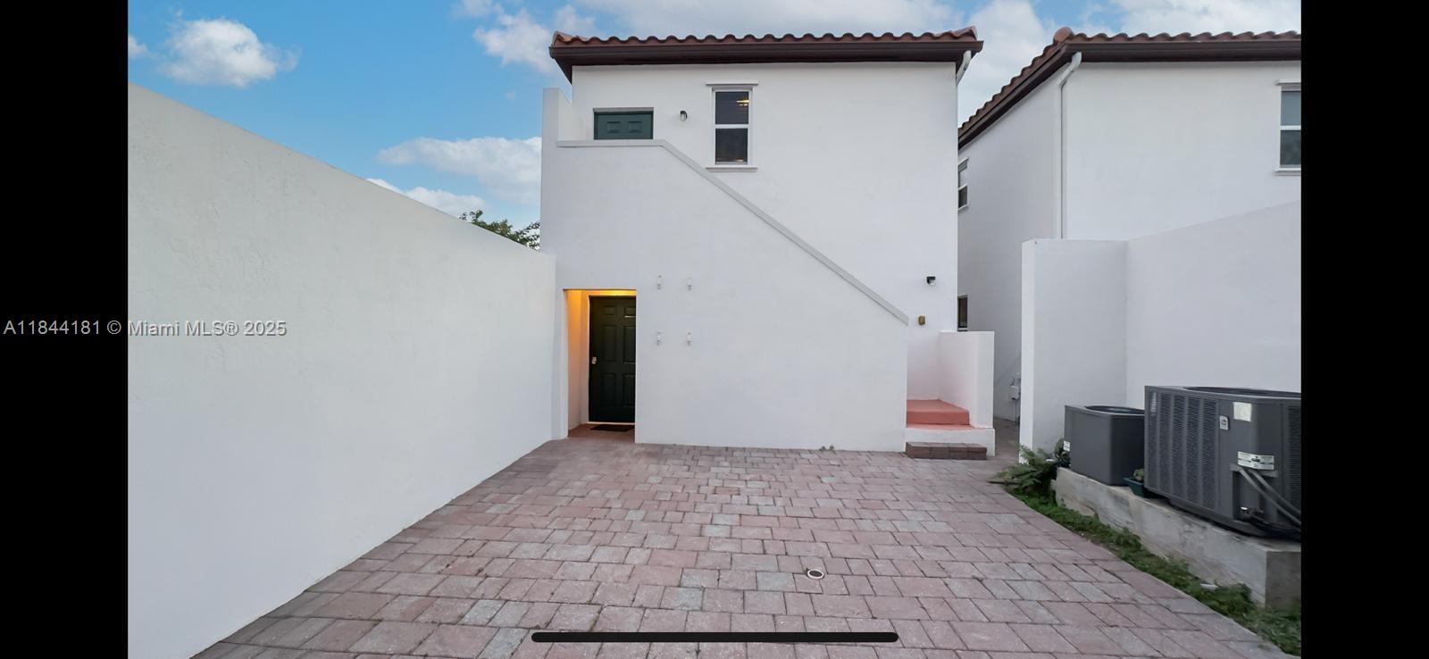 KENDALL COMMONS TOWNHOMES - Residential