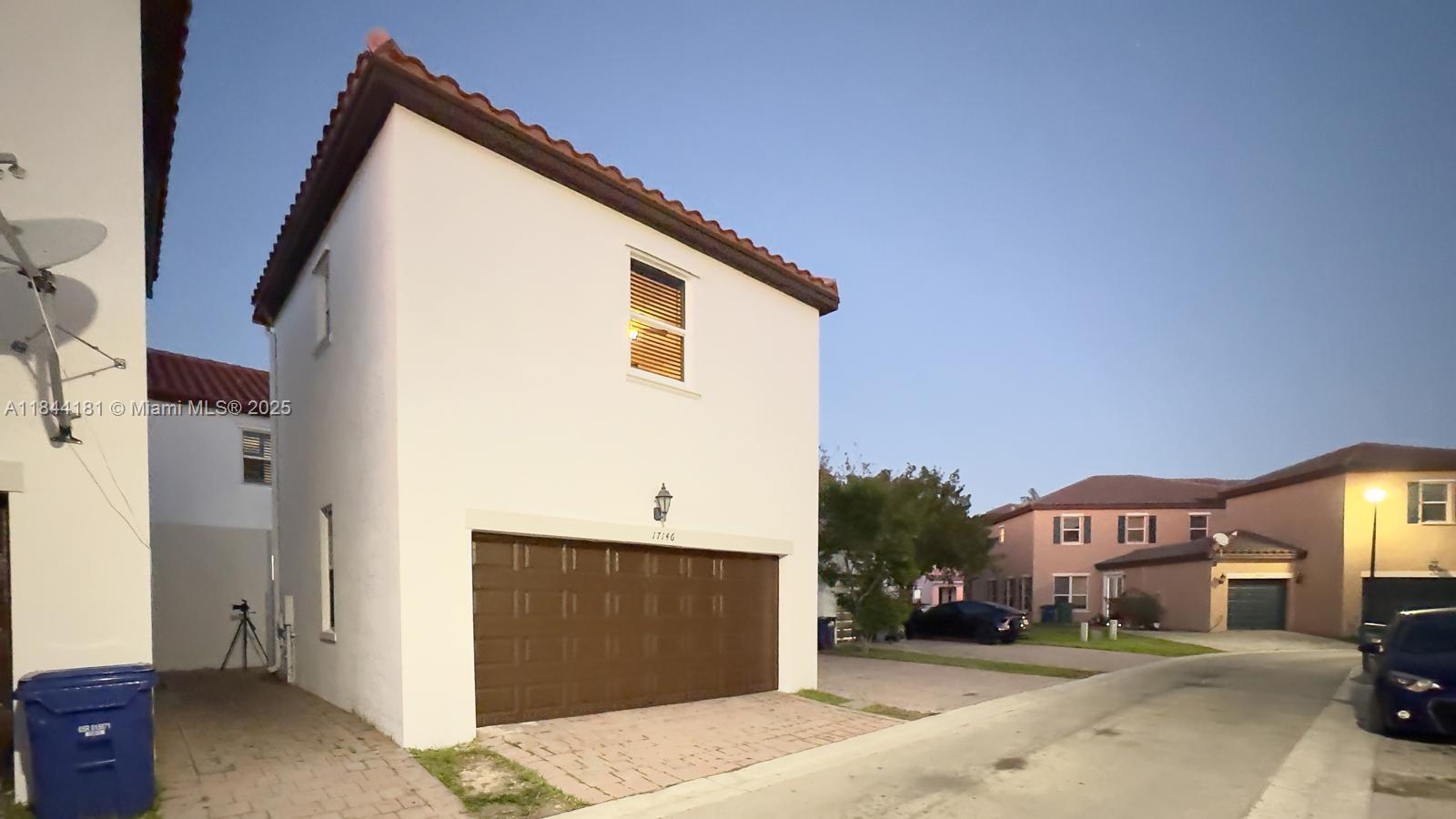 KENDALL COMMONS TOWNHOMES - Residential