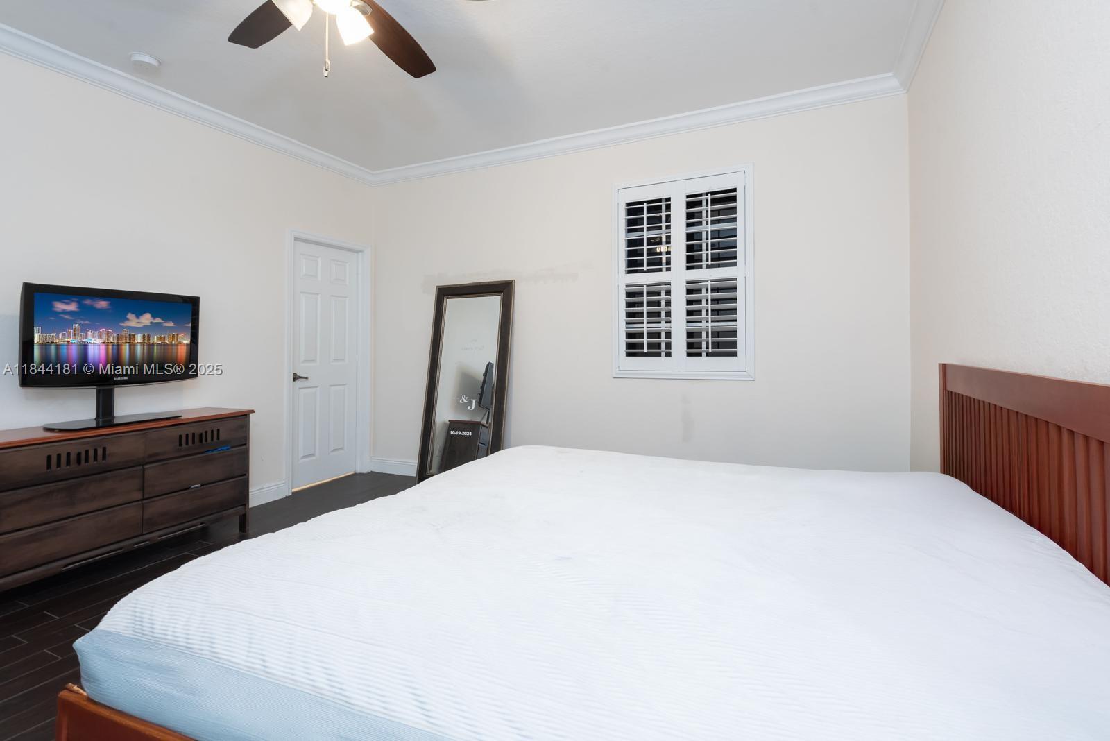 KENDALL COMMONS TOWNHOMES - Residential