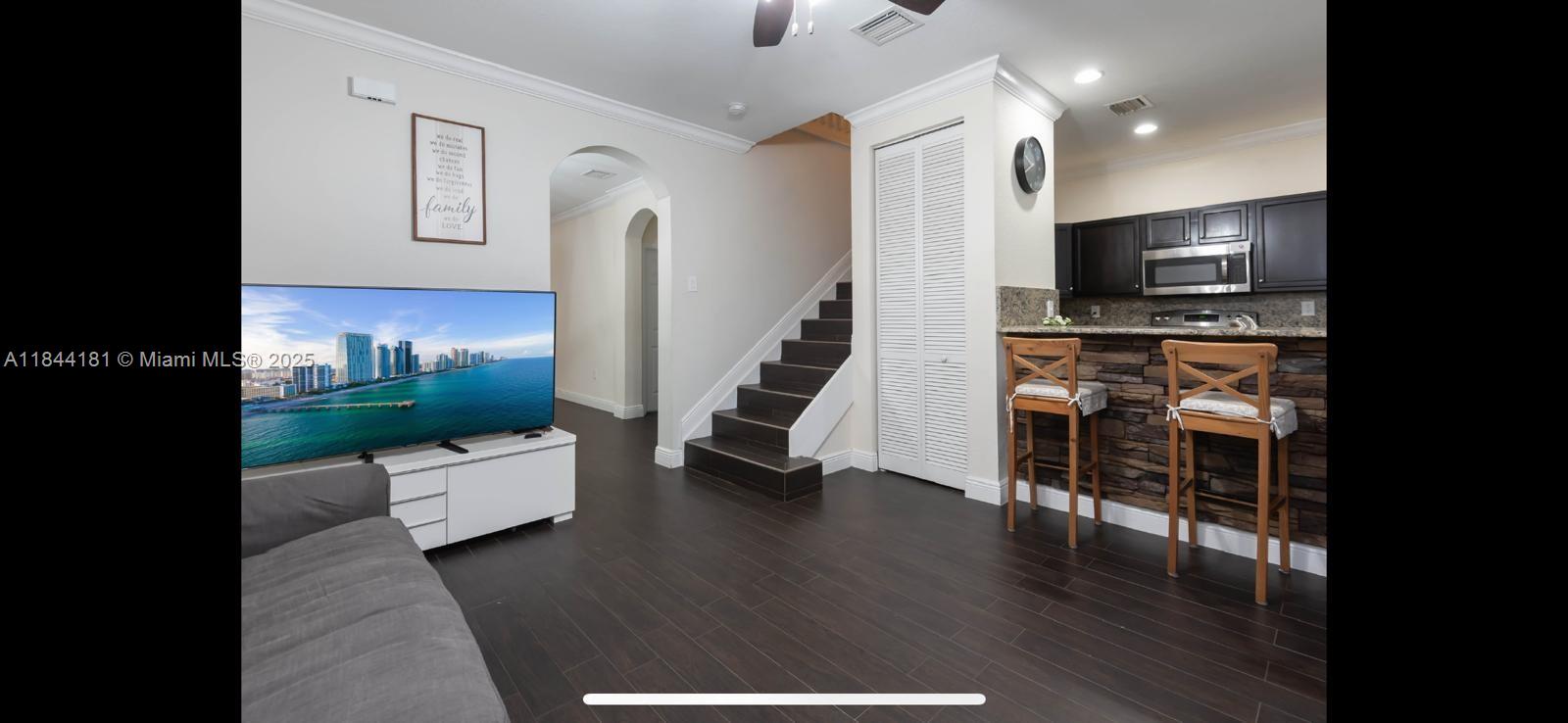 KENDALL COMMONS TOWNHOMES - Residential