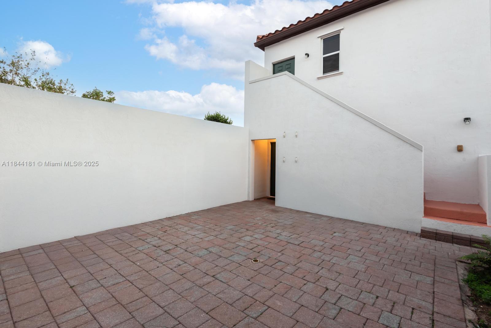 KENDALL COMMONS TOWNHOMES - Residential