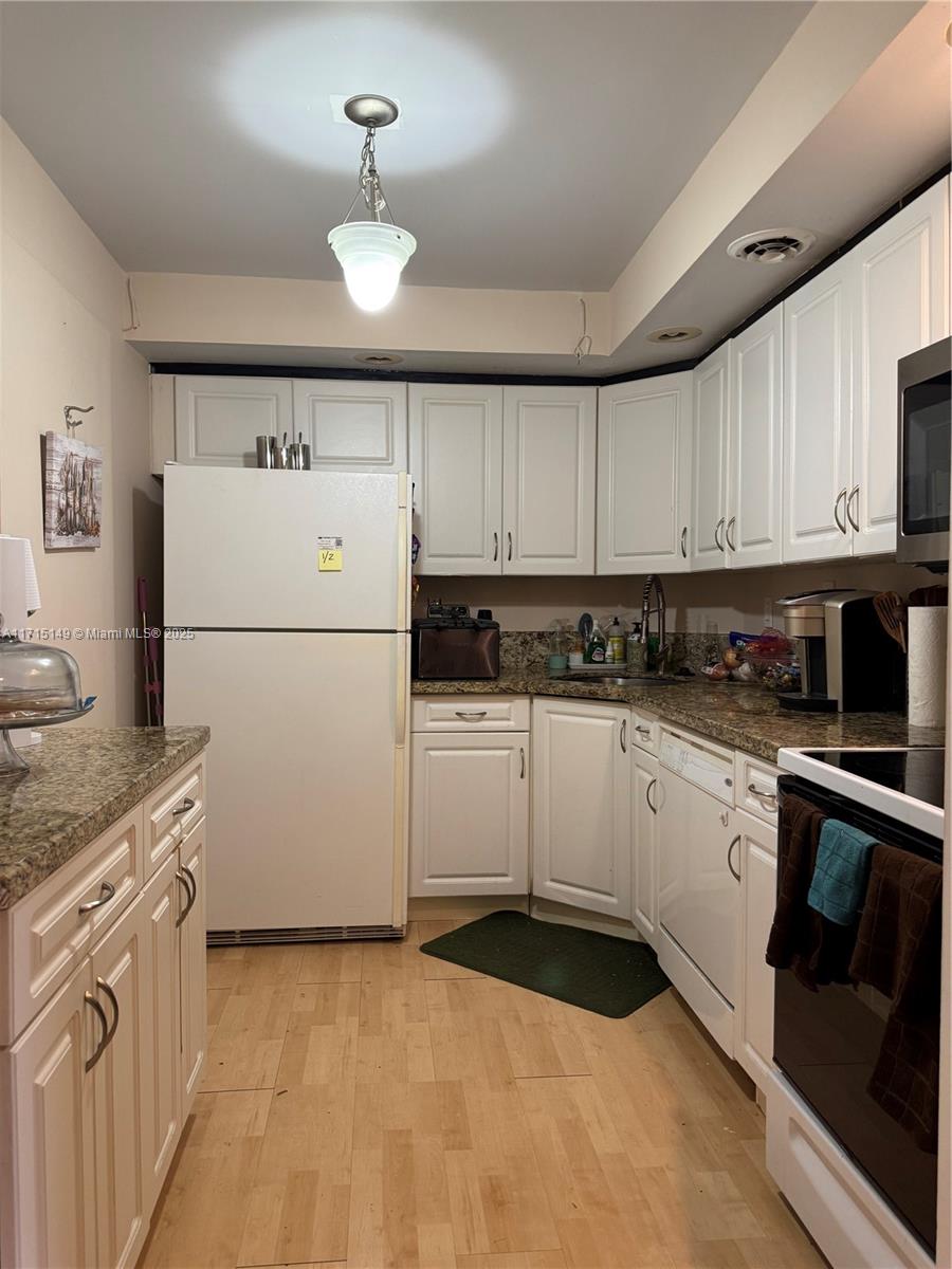 Property for Sale at 3119 Oakland Shores Dr C206, Oakland Park, Miami-Dade County, Florida - Bedrooms: 2 
Bathrooms: 2  - $191,000