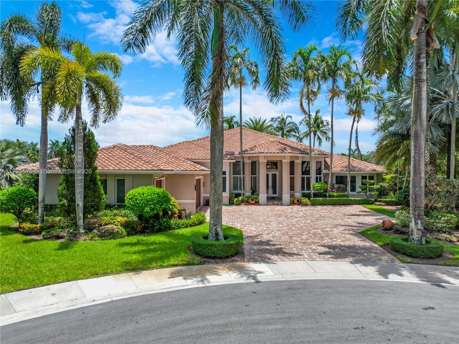 Luxurious property 6 bedrooms, 6.5 bathrooms, lagoon view, cul-de-sac, featuring 5,300 sqft of interior space, all on one floor, Weston Hills Comunity