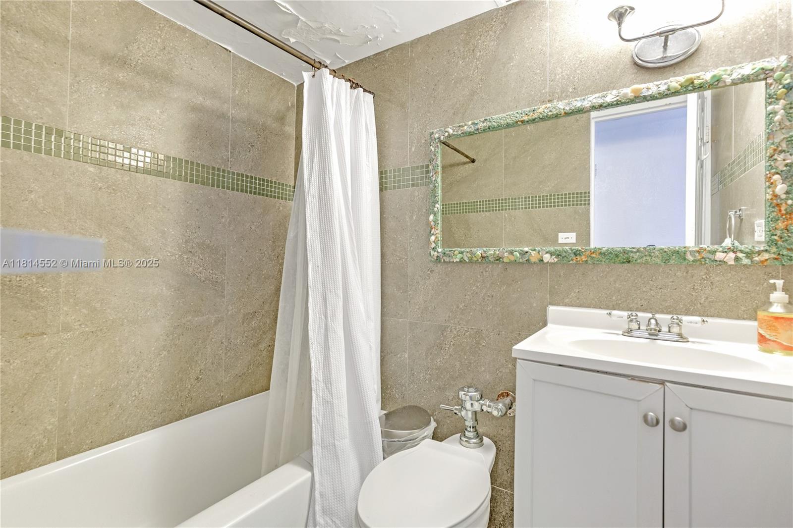 FLAMINGO TOWER - Residential Lease