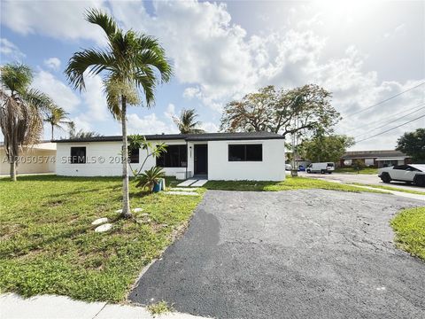 Photo of 2401 SW 50th Ter, Plantation, FL 33317 (MLS # A12050574)