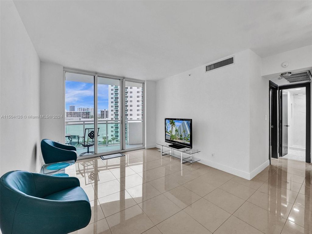 Photo of Hollywood, FL 33019 (MLS # A11504126)