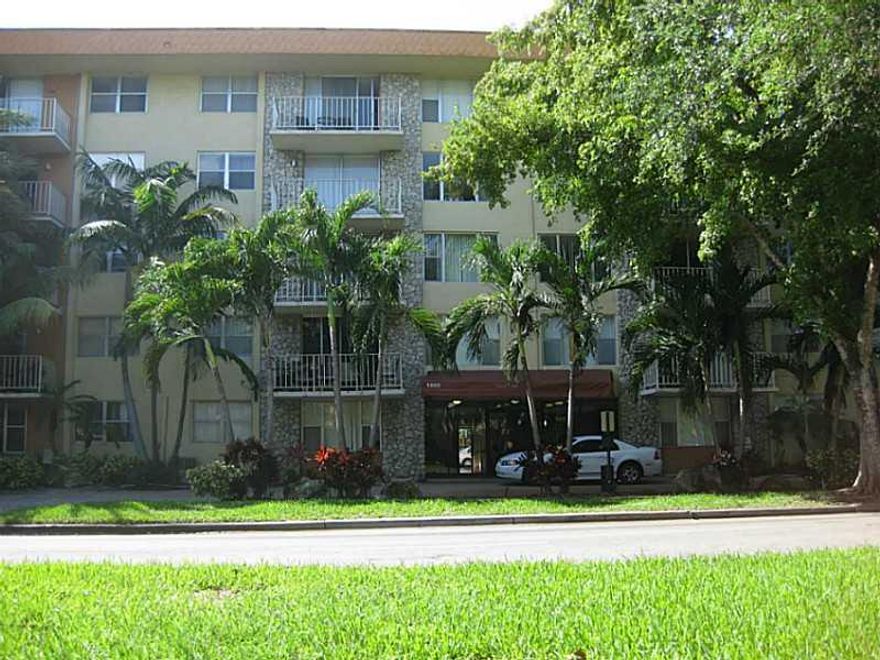 Great 1/1/1 at BAYVIEW PALMS CONDO off of Sans Souci Blvd. walking distance to Biscayne, Whole Foods, Causeway Shopping Plaza. Come see this great 1 bedroom unit in a secure, clean & quiet building. Unit is located on 3rd floor with balcony, updated kitch en and bathrooms with covered parking in garage and community pool. Pictures tell the story so show with confidence and ease.
