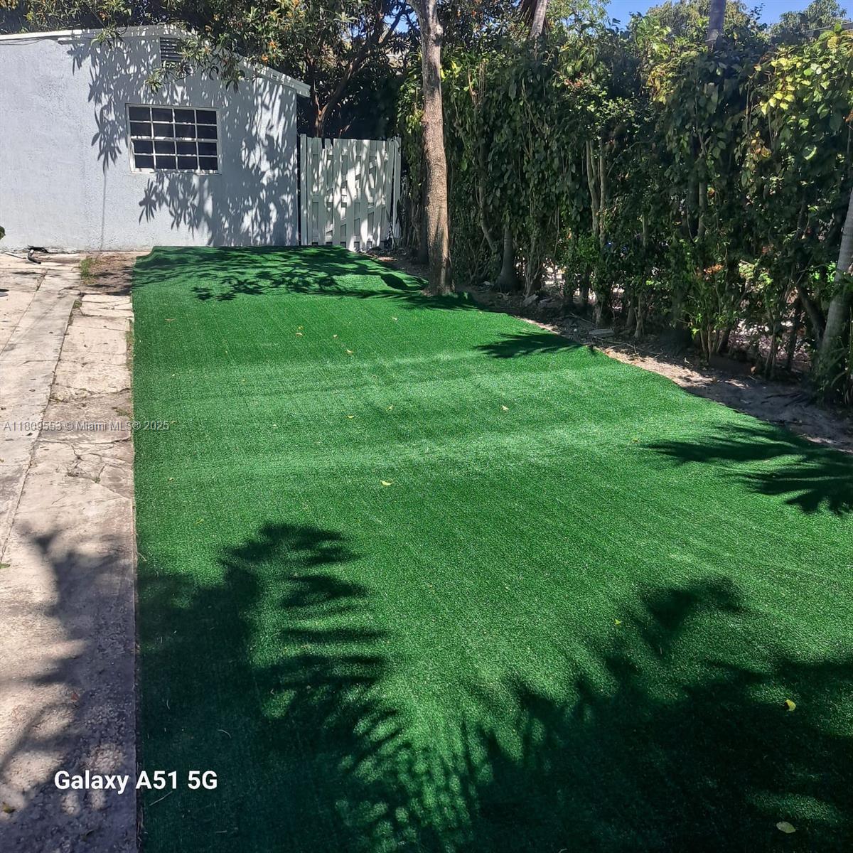 GREAT INVESTMENT OPPORTUNITY!!! 3 UNITS MULTI-FAMILY IN THE HEART EAST OF HOLLYWOOD THIS SPACIOUS FULLY RENTED TRIPLEX FEATURE: 3/2, 2/1, 0/1 MODERN FINISHES, CURRENTLY BRINGING IN A TOTAL OF CAP RATE 0F 8.5%. NO HOA RESTRICTIONS. 4 PARKING SPACES