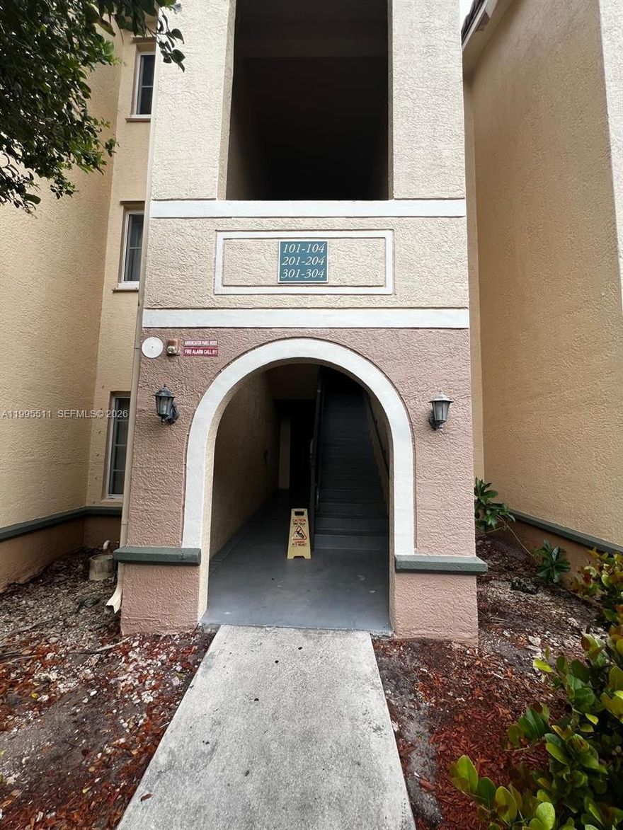 Beautiful 2/2 bedroom unit. Stainless steel appliances. Spacious balcony overlooking the garden. The private complex features tranquil water features, recreational facilities including two swimming pools, a fully equipped gym, tennis court, children's playground, barbecue area, and 24-hour security. Exceptional location close to and with easy access to major avenues and highways connecting the city, and conveniently located within walking distance of Miami's beautiful beaches, shopping centers with excellent shopping options, restaurants, and entertainment. This will undoubtedly be your dream property or a great investment for rental or retirement.