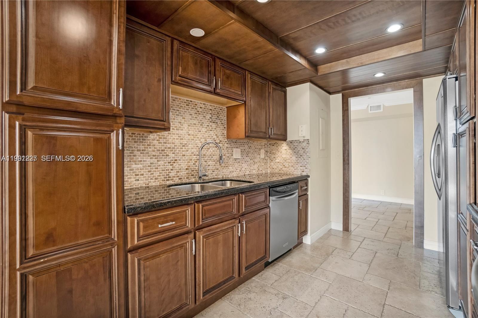 TOWERS OF QUAYSIDE CONDO - Residential Lease