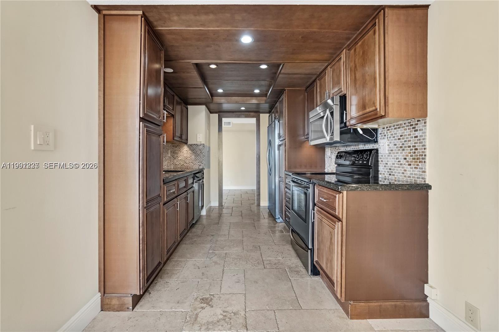 TOWERS OF QUAYSIDE CONDO - Residential Lease