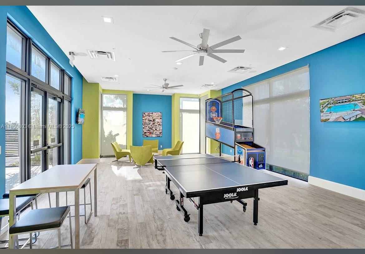 DOWNTOWN DORAL SOUTH PHAS - Residential