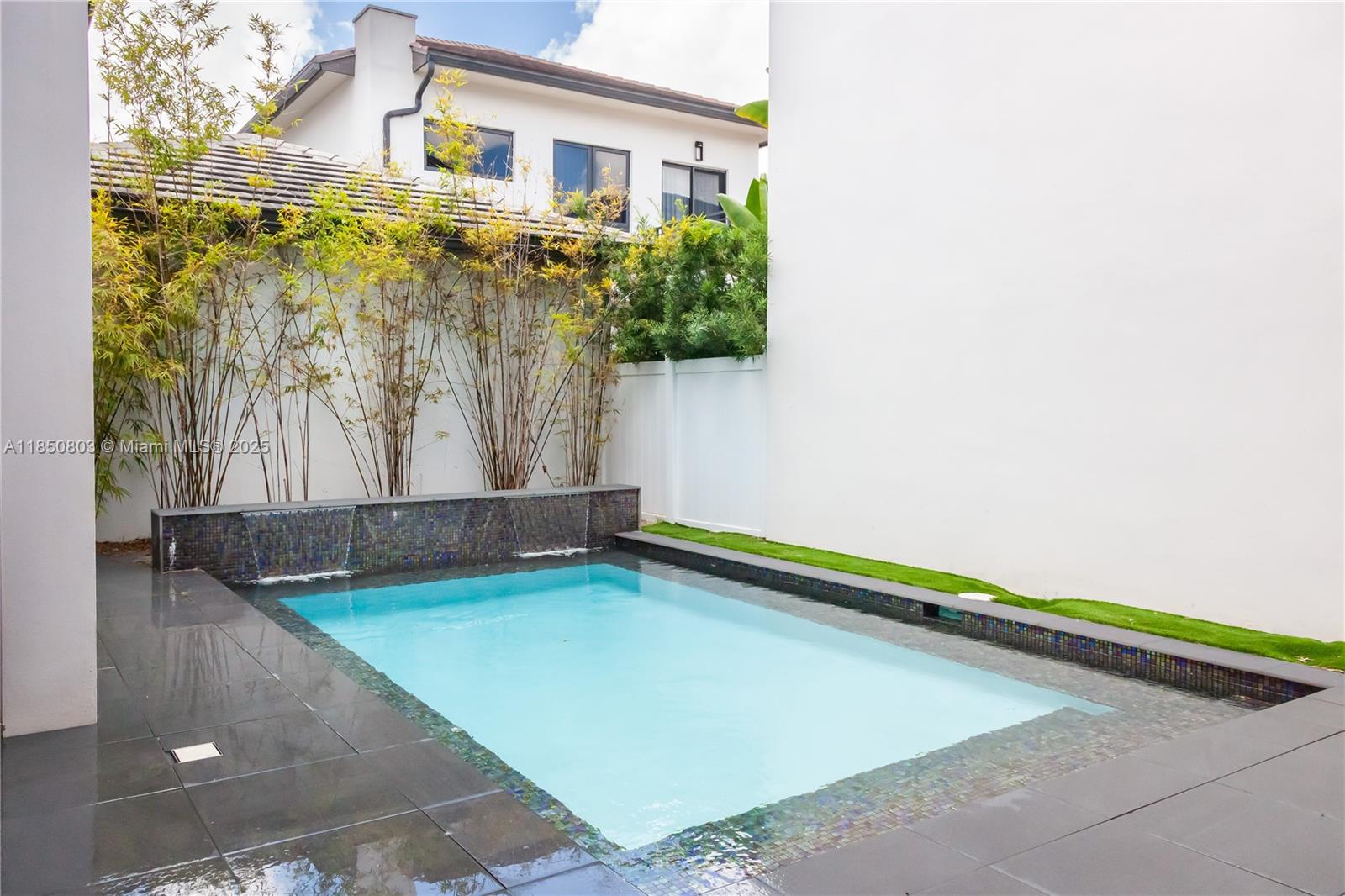 DOWNTOWN DORAL SOUTH PHAS - Residential