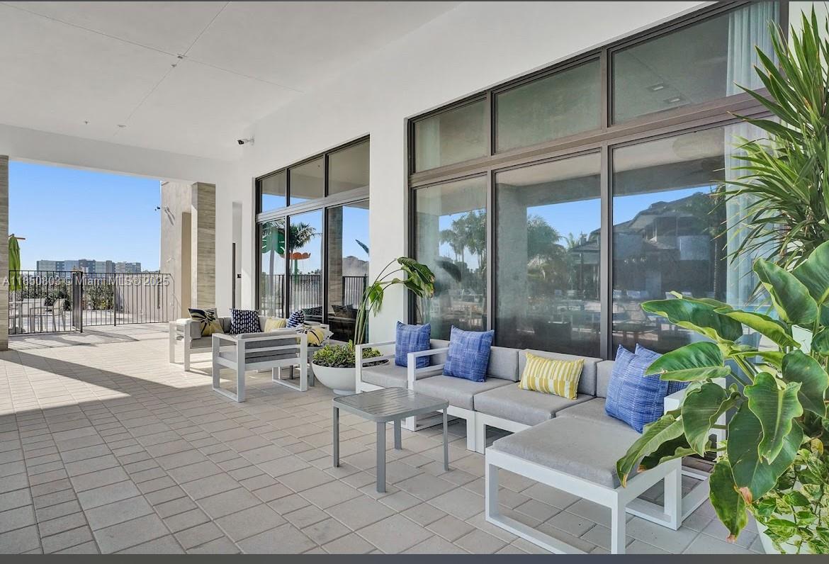 DOWNTOWN DORAL SOUTH PHAS - Residential