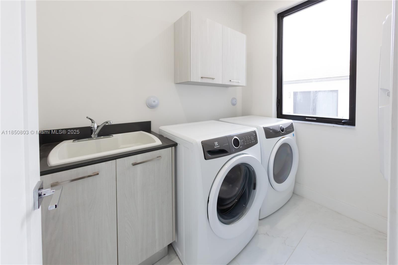 DOWNTOWN DORAL SOUTH PHAS - Residential