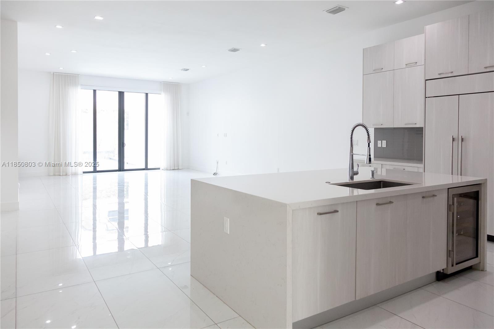 DOWNTOWN DORAL SOUTH PHAS - Residential