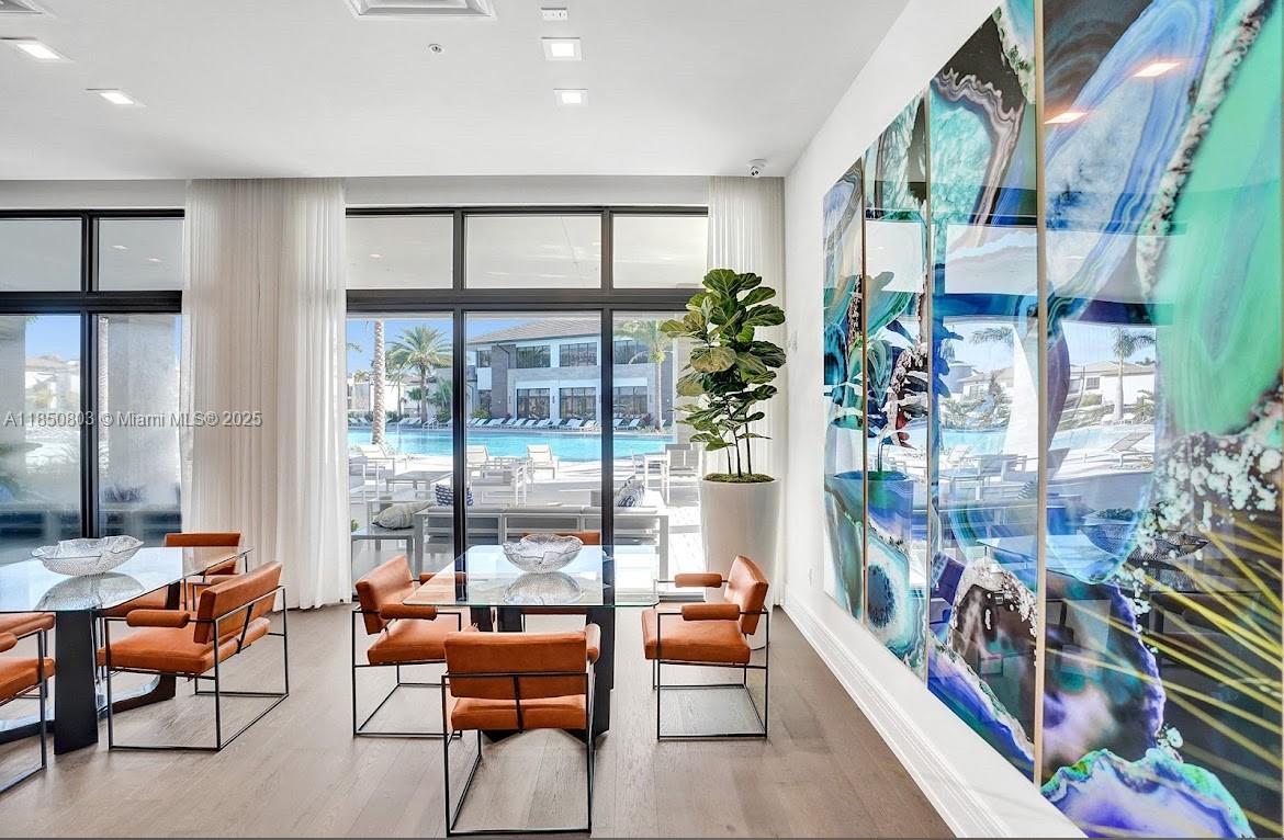 DOWNTOWN DORAL SOUTH PHAS - Residential