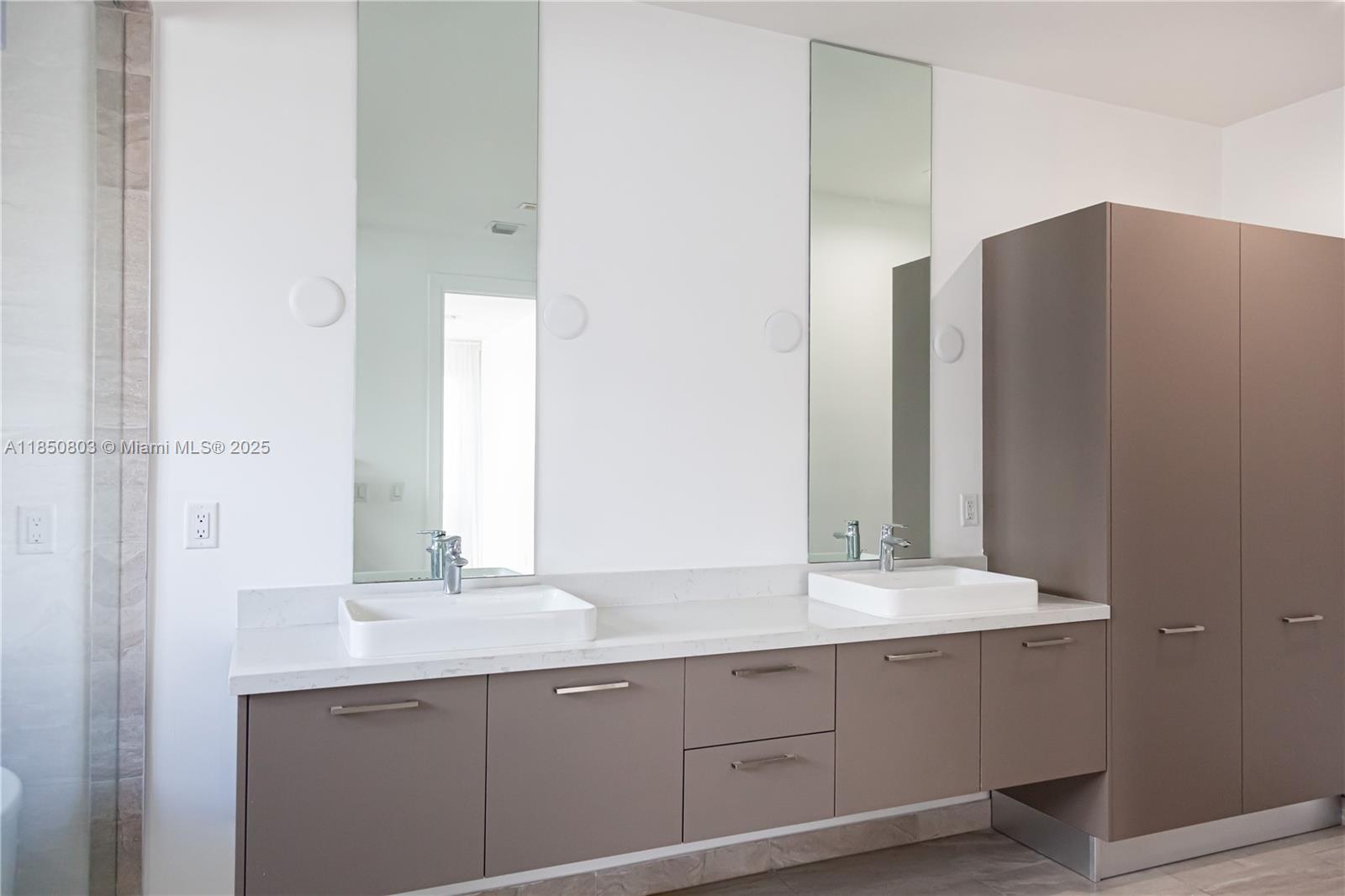 DOWNTOWN DORAL SOUTH PHAS - Residential