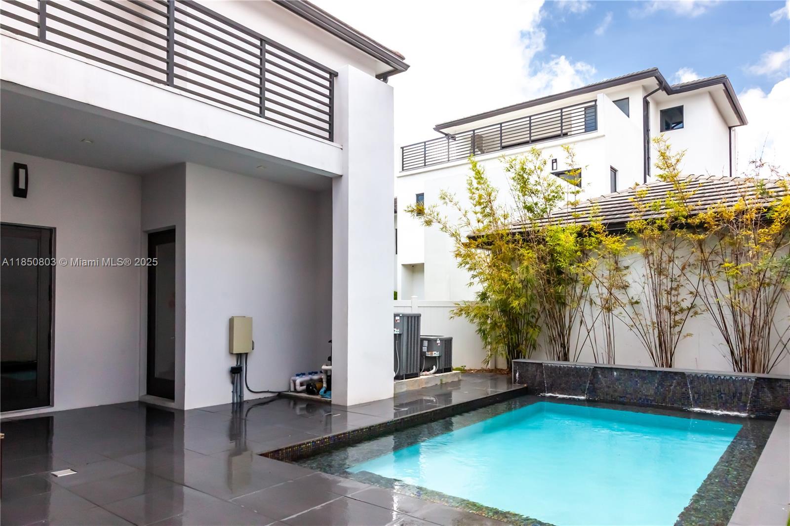 DOWNTOWN DORAL SOUTH PHAS - Residential