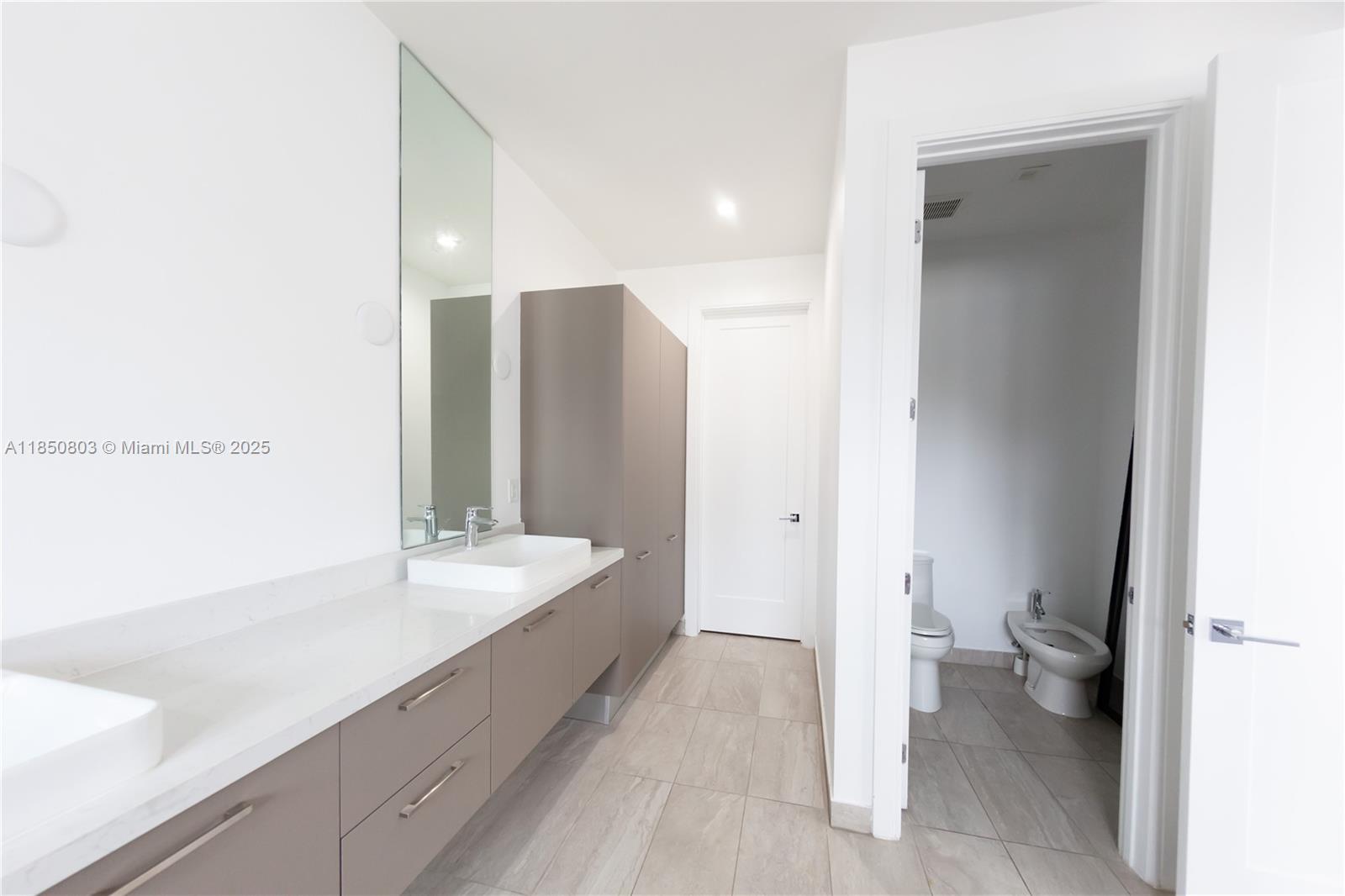 DOWNTOWN DORAL SOUTH PHAS - Residential